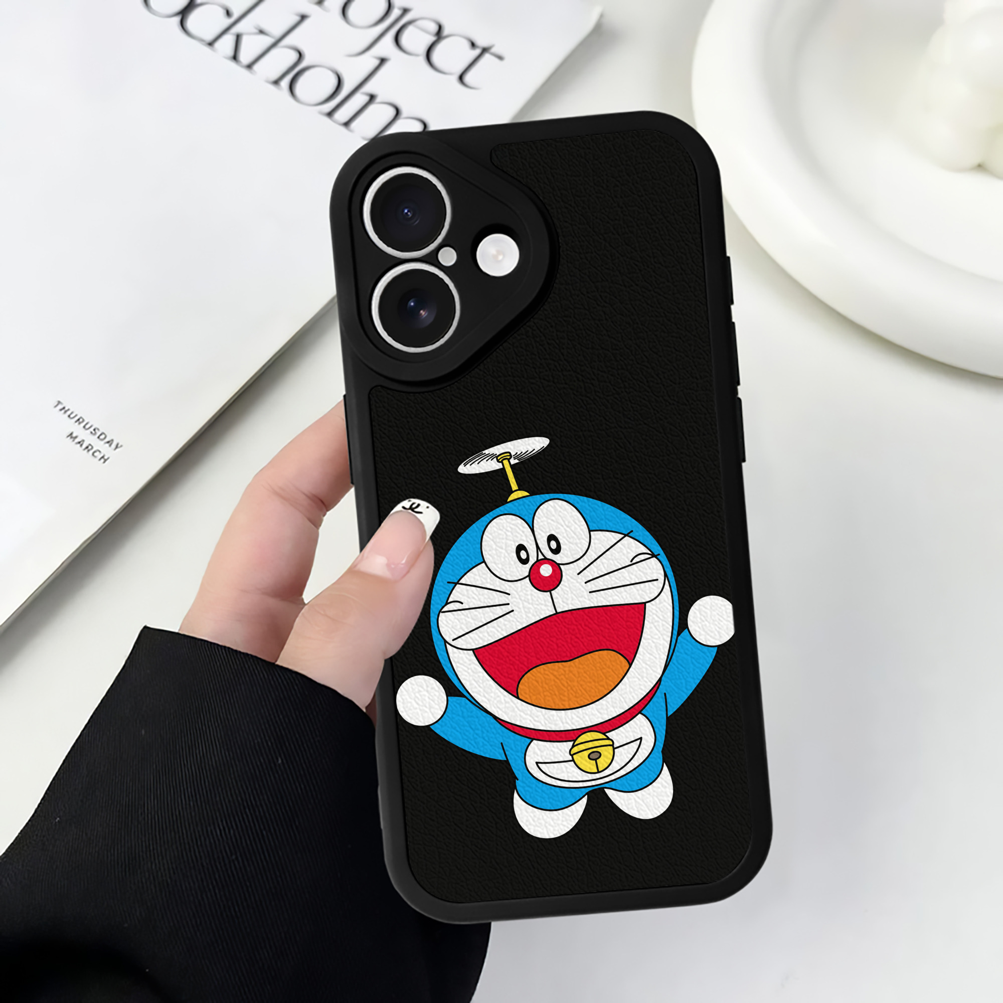 （画像用） ドラえもん Doraemon 【iPhone 16シリーズ対応】シリコンスマホケース（レザー調） 材質：シリコン